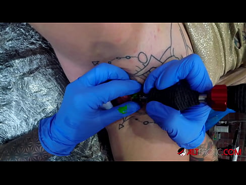 ❤️ Надзвичайно татуована красуня Саллі Севідж зробила татуювання на кліторі Порно fb на uk.naffuck.xyz ☑